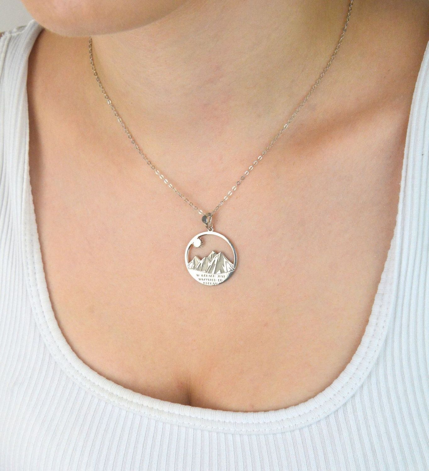 Srebrny naszyjnik z motywem gór (925) – DIA-NSZ-NR R440-925. Personalizacja z grawerem gratis! Idealny prezent dla miłośnika natury. Bez niklu, regulowana długość, eleganckie opakowanie.1.jpg